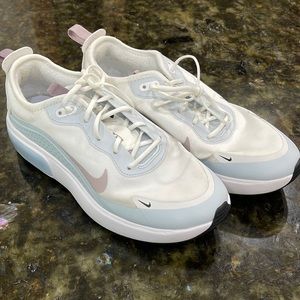 Woman’s 7.5 Nike air